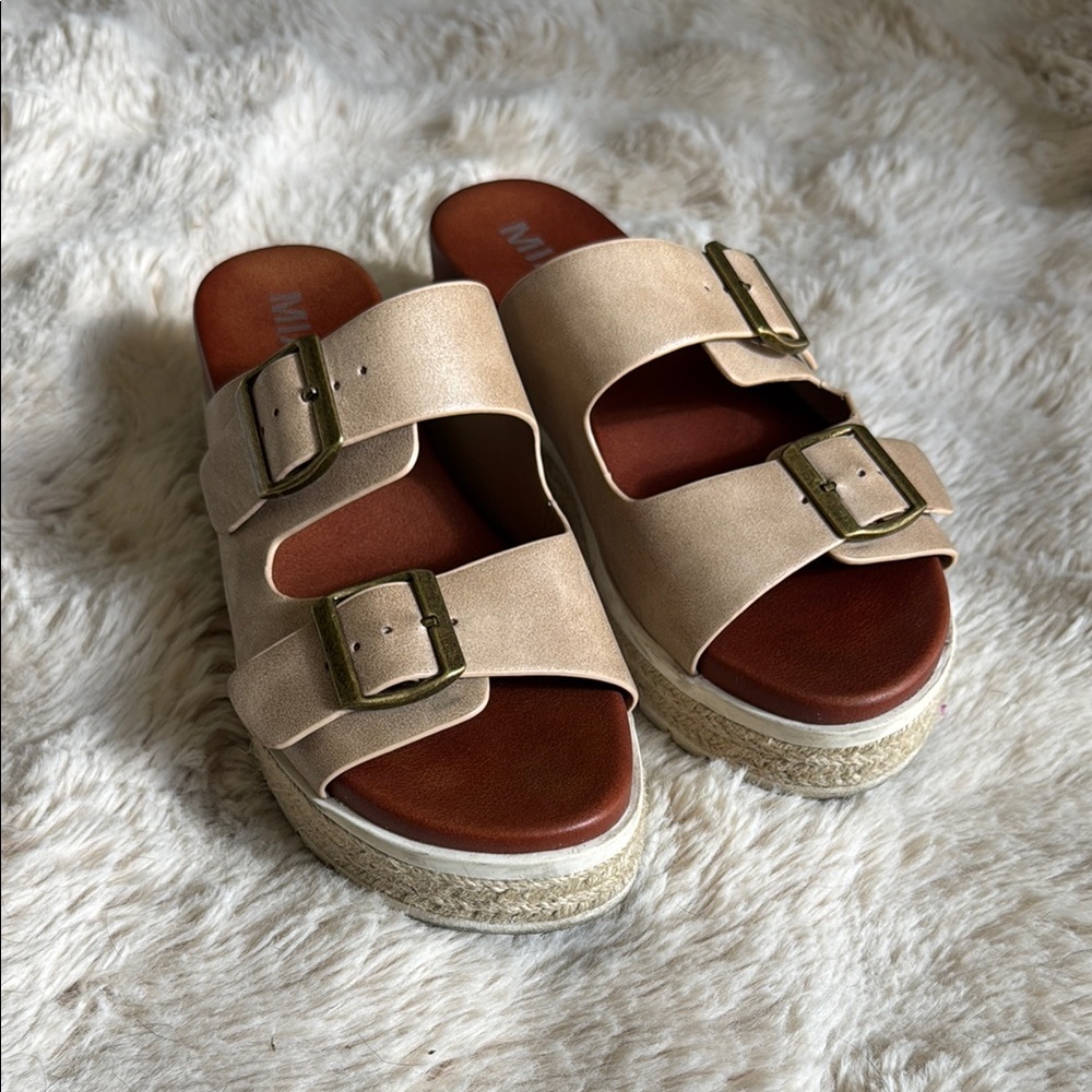 LIKE NEW MIA SANDALS